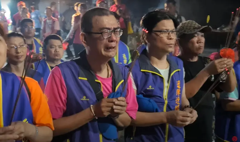 ▲白沙屯媽祖太暖心！一名男子去年因喪父無法接駕，沒想到今年白沙屯媽祖特地來安慰，讓信眾當場感動大哭。（圖／白沙屯媽祖網路電視台YouTube）