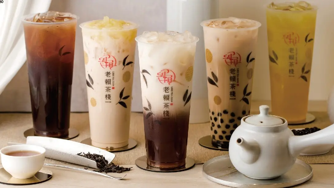 ▲5月報稅季有手搖飲料漲價！老賴茶棧今起11款品項「變貴5元」，包括招牌古早味老賴紅茶、豆香紅茶等，佔全飲品約15%。同時推出全新消暑「冰淇淋紅茶系列」搭配手做紅茶凍開喝。（圖／翻攝自老賴茶棧FB）