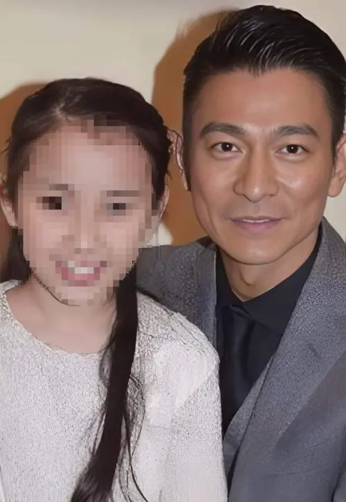 ▲▼劉德華（右）與女兒劉向蕙（左）感情十分好，父女倆互動備受外界關注。（圖／翻攝自微博）