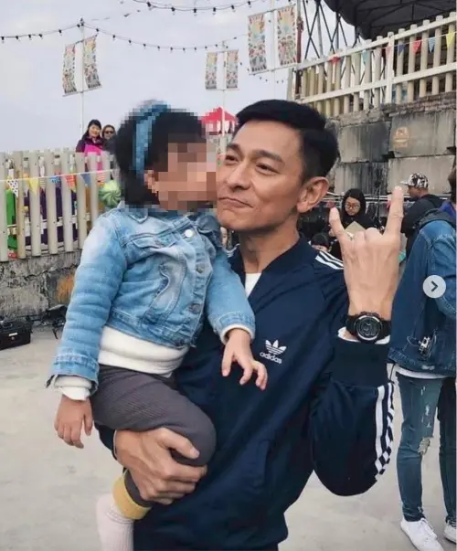 ▲▼劉德華（右）與女兒劉向蕙（左）感情十分好，父女倆互動備受外界關注。（圖／翻攝自微博）