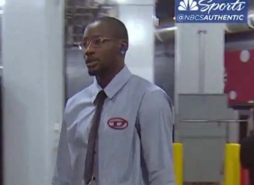 ▲勇士隊前鋒Kuminga於G7前穿搭引發球迷嘲笑，被戲稱像「被迫上班」，更有網友狂酸「看起來超想離職」。（圖／取自NBC Sports）