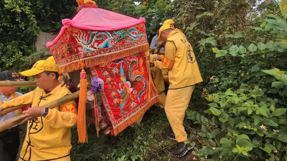▲白沙屯媽祖進香隊伍來到雲林縣元長鄉吳地大東庄天后宮，此時「粉紅超跑」突然衝入附近草叢，甚至硬是攀上近45度的陡坡，讓現場信眾看傻眼。（圖／翻攝自白沙屯媽祖網路電視台YT）