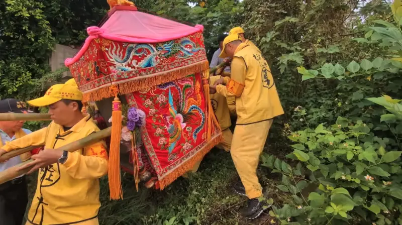 ▲白沙屯媽祖進香隊伍來到雲林縣元長鄉吳地大東庄天后宮，此時「粉紅超跑」突然衝入附近草叢，甚至硬是攀上近45度的陡坡，讓現場信眾看傻眼。（圖／翻攝自白沙屯媽祖網路電視台YT）