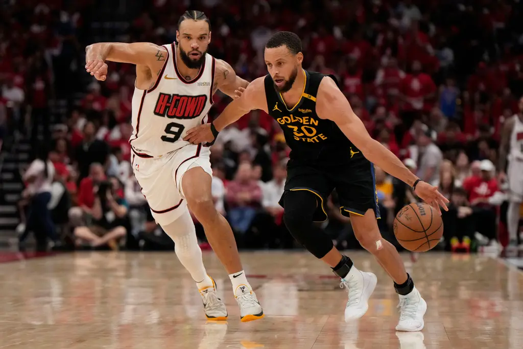 ▲金州勇士今（5）日與休士頓火箭進行首輪系列賽G7，Stephen Curry（右）下半場攻下19分，搭配Buddy Hield全場33分進帳，勇士終場103：89擊敗火箭，順利挺進次輪。（圖／美聯社／達志影像）