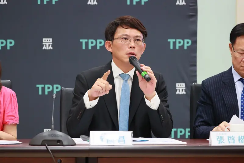 遇傅崐萁「司法正義會轉彎」？黃國昌開噴吳思瑤：回家照照鏡子