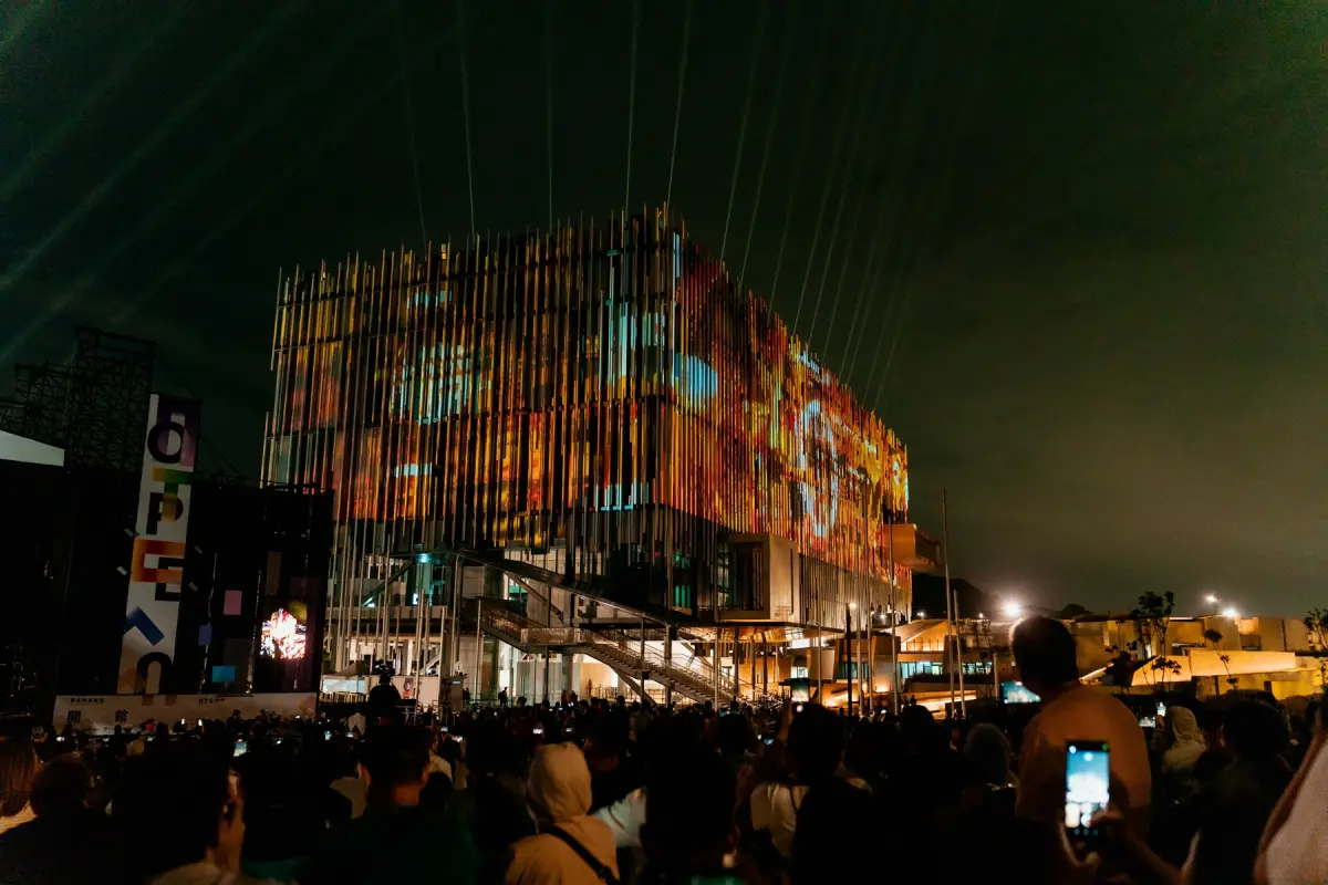 ▲除了演出外，還有建築光雕展演，讓民眾在美術館園區中感受藝術多元魅力。（圖／新北市文化局）