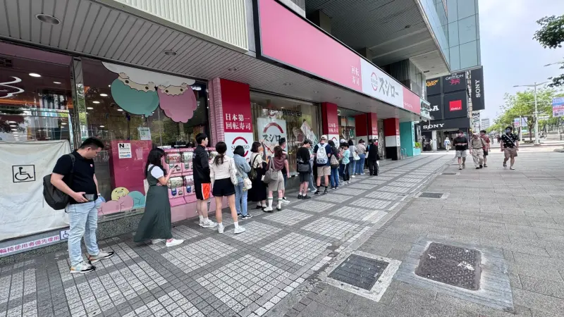 ▲超強動漫《排球少年!!》粉絲又擠爆「台灣壽司郎」現場，「小圓包」提早完售激起鬥志，「排球少年!! 聯名透卡」後半最後5款開搶，台北中華路店累積超過40人等候、APP顯示等候長達75分鐘。（圖／讀者提供）