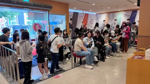 壽司郎排球少年「透卡」開搶直擊!一早人潮又擠爆 最後5款快收 ▲壽司郎「排球少年!! 聯名透卡」後半開搶第一天,台北中華路店再度掀起超狂排隊人潮。(圖/讀者提供)