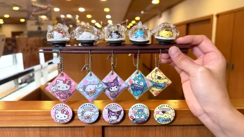 ▲藏壽司最新15款三麗鷗家族扭蛋，「鮮度君趴趴吊飾」有夠萌。（圖／藏壽司提供）