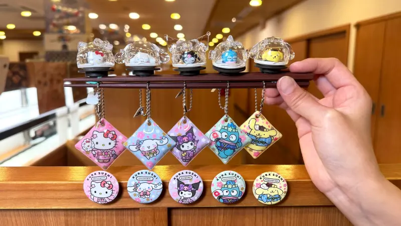 ▲2025三麗鷗肖像大賞投票中，藏壽司聯名「三麗鷗15款扭蛋」5/9開搶櫻花和服Hello Kitty、酷洛米、大耳狗喜拿鮮度君趴趴吊飾、花火吊飾、立體磁鐵，意外發現布丁狗、人魚漢頓擠下美樂蒂。（圖／藏壽司提供）