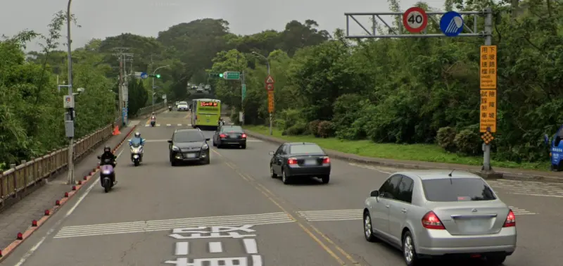 ▲骨科名醫行經仰德大道三段遭後方車輛檢舉。（圖／翻攝GoogleMaps）