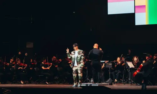 ▲蕭煌奇攜手「龍潭愛樂管弦樂團」，在新北市美術館戶外園區，帶來一場跨越流行與古典的音樂饗宴，震撼全場。