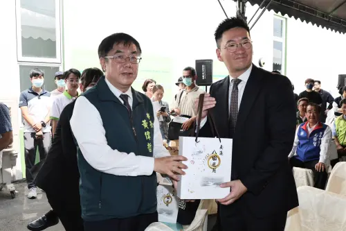 ▲黃偉也趁機將今天午才公開亮相的「八田穗越」八田米贈送給與會的茨城縣笠間市台北辦事處長坪井勇樹。(圖/南市府提供) ▲黃偉也趁機將今天午才公開亮相的「八田穗越」八田米贈送給與會的茨城縣笠間市台北辦事處長坪井勇樹。(圖/南市府提供)