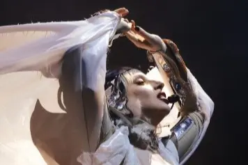 演唱會險些釀成大禍。(圖/截取自Coachella YouTube) ▲主嫌與共犯事在線上使用編碼語言及極端主義符號,刻意隱匿計畫細節,打算在演唱會中利用急造爆炸裝置(IEDs)引發攻擊。(圖/截取自Coachella YouTube)