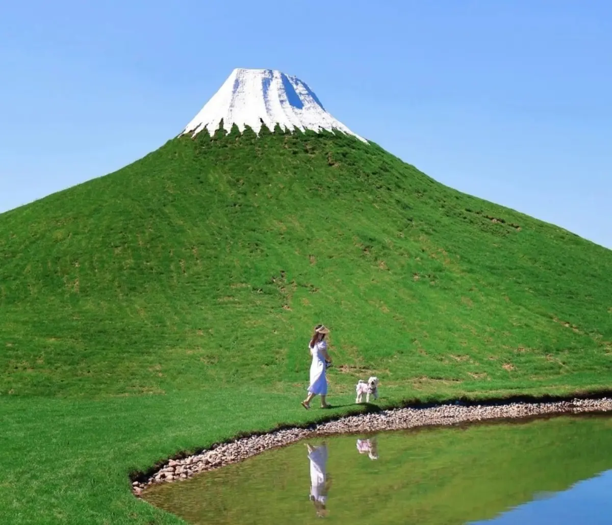 ▲位於中國河北「宇宙思想樂園」內的「山寨版」富士山，在五一假期時再次引發關注與討論。（圖／翻攝自微博）
