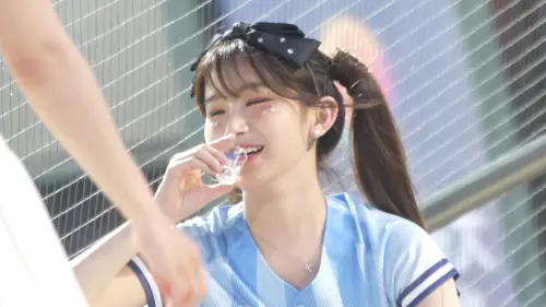 ▲李珠珢假裝「失落買醉」，讓現場沉悶的輸球氣氛一掃而空。（圖／讀者提供）