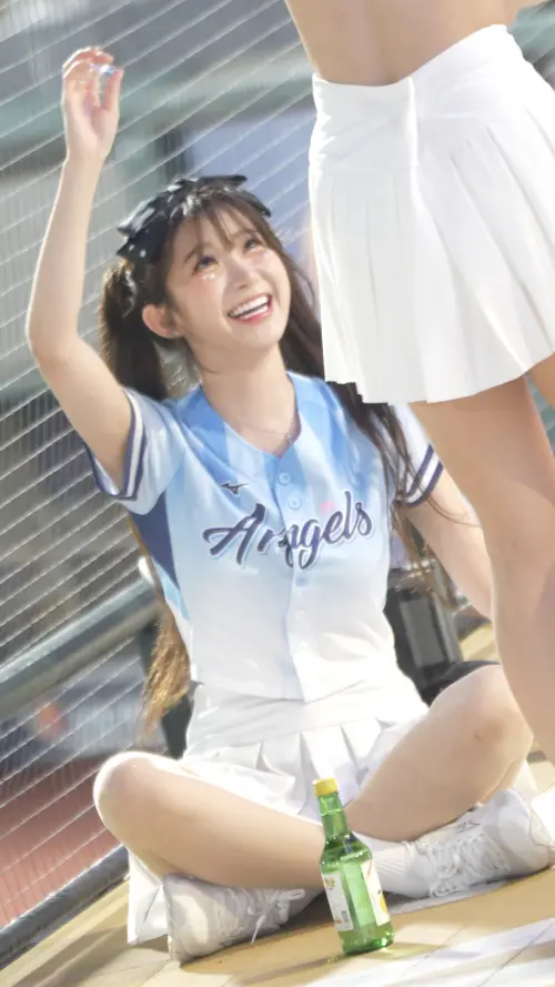 ▲即便球隊處於落後，李珠珢仍舊開心地在場上應援。（圖／讀者提供）