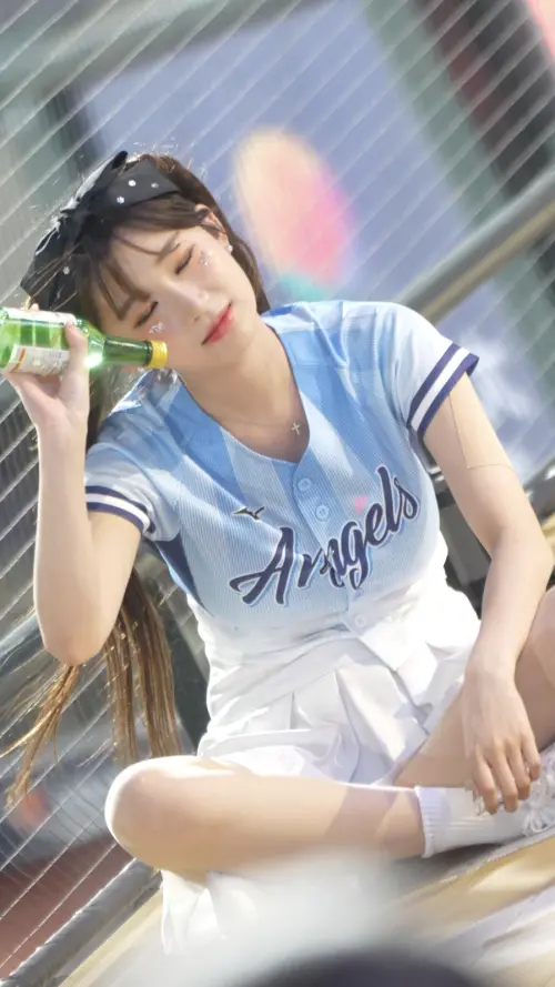 ▲李珠珢拿著球迷提供的燒酒當道具，假裝在球場「買醉」。（圖／讀者提供）