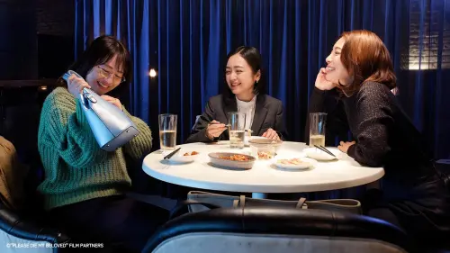 ▲《老公怎麼還不去死》磯山沙也加(左)以為老公失憶後澈底轉性,開心與好友安達祐實(中)、相武紗季(右)分享老公贈送的新包。(圖/Hami Video) ▲《老公怎麼還不去死》磯山沙也加(左)以為老公失憶後澈底轉性,開心與好友安達祐實(中)、相武紗季(右)分享老公贈送的新包。(圖/Hami Video)