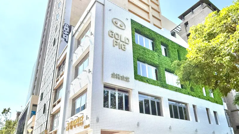 ▲GD、朴寶劍、IU韓式燒肉愛店「금돼지식당金豬食堂Gold Pig」，5月13日台北中山站開幕！今上午開放國泰世華卡友優先訂位，1萬人瘋搶「60秒完售」200張票券。開幕當天「第二波訂位」開搶。（圖／記者蕭涵云攝）