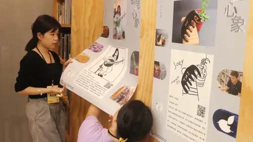 ▲陳欣庭同學(右)與曹孟涵同學(左)製作展覽會之作品講解海報,含點字及語音導覽QR Code。(圖/翻攝畫面) ▲陳欣庭同學(右)與曹孟涵同學(左)製作展覽會之作品講解海報,含點字及語音導覽QR Code。(圖/翻攝畫面)