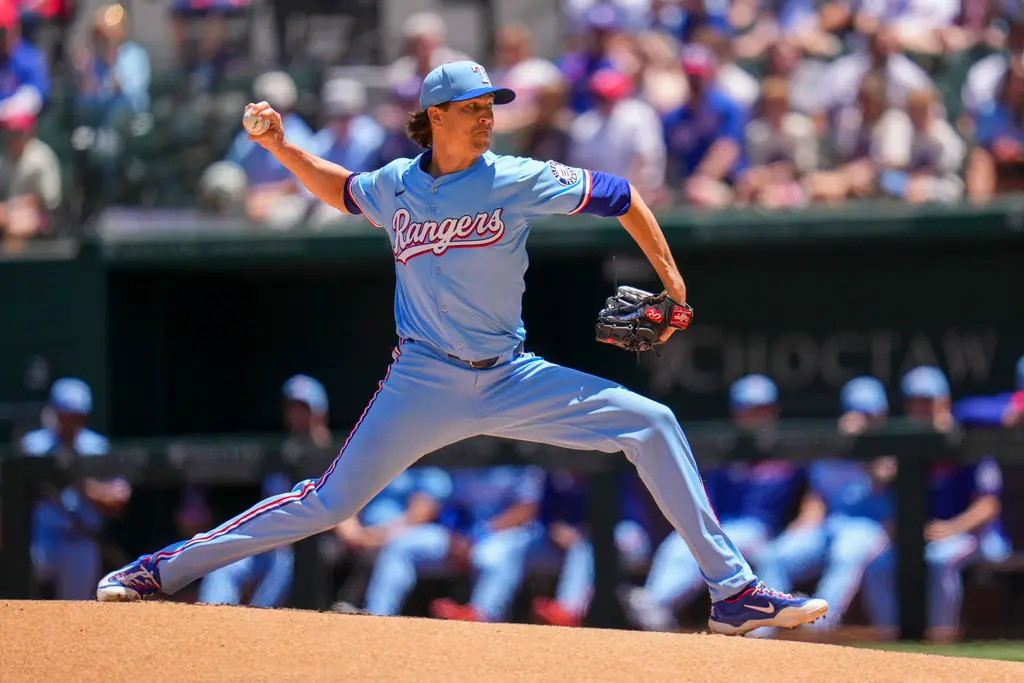 ▲德州遊騎兵今（5）日主場對上西雅圖水手，Jacob deGrom在首局投出生涯第1700次三振，他僅花費225場比賽就達標，成為自1901年以來，最快達成生涯1700次三振的選手。（圖／美聯社／達志影像）