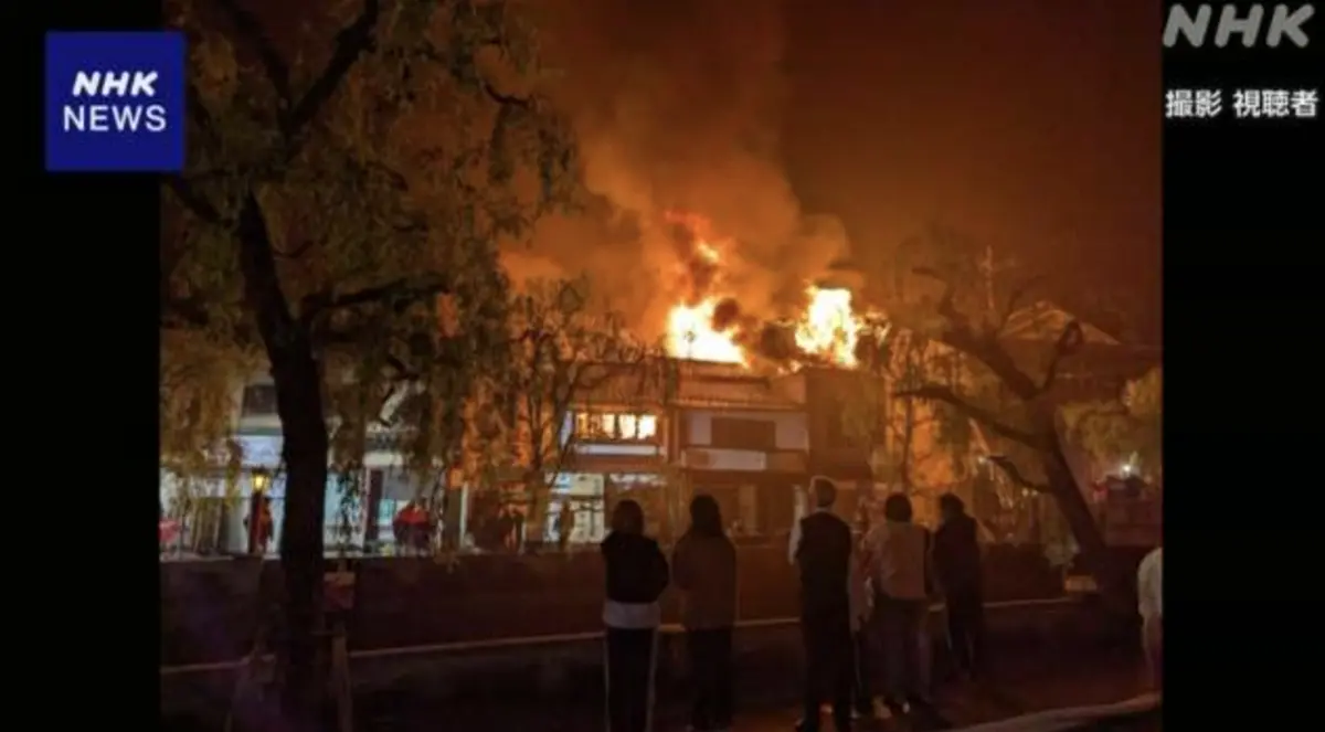 ▲日本兵庫縣豐岡市的知名溫泉觀光區「城崎溫泉」於今（5）日凌晨發生火災，5棟建築物被燒毀，還有一位旅館員工送醫，所幸並無生命危險。（圖／翻攝自NHK）