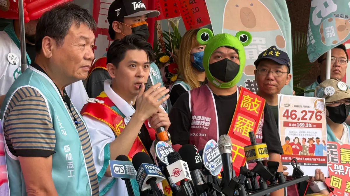 ▲台中市罷團今近繳交近15萬份二階連署書，其中罷免羅廷瑋的罷團「敲羅行動」晚間發文抗議選委會行政不公。（圖／記者顏幸如攝，2025.05.05）