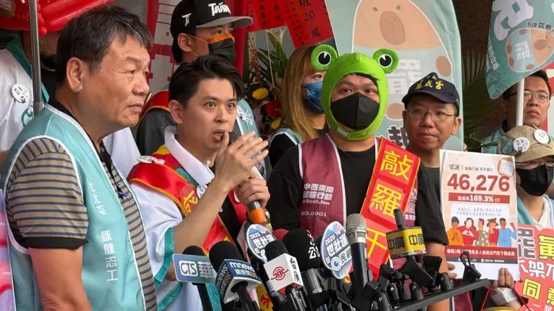 ▲台中市罷團今近繳交近15萬份二階連署書，其中罷免羅廷瑋的罷團「敲羅行動」晚間發文抗議選委會行政不公。（圖／記者顏幸如攝，2025.05.05）