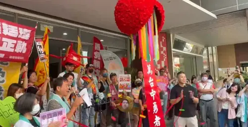 盧秀燕後院失火!二階連署5.4萬全台最高 黃健豪:當期中考 ▲台中罷團今在台中市選委會前拉開20萬份綵球,喊話六區全都罷。(圖/記者顏幸如攝,2025.05.05)