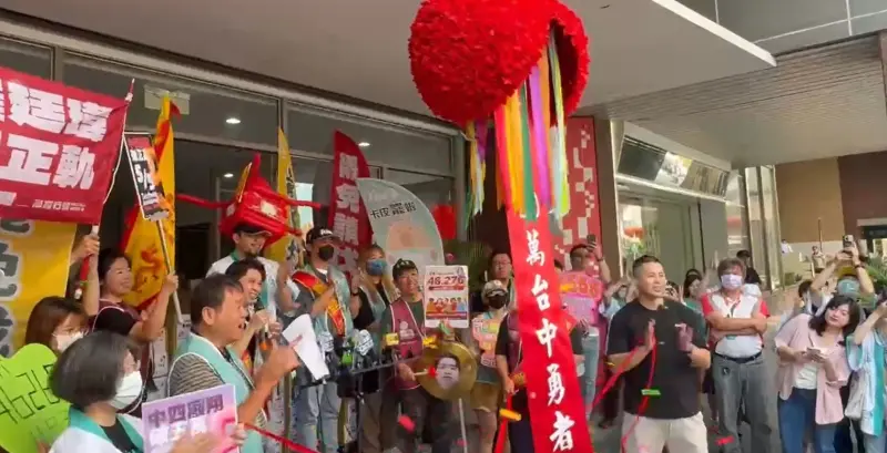 ▲台中罷團今在台中市選委會前拉開20萬份綵球,喊話六區全都罷。(圖/記者顏幸如攝,2025.05.05)