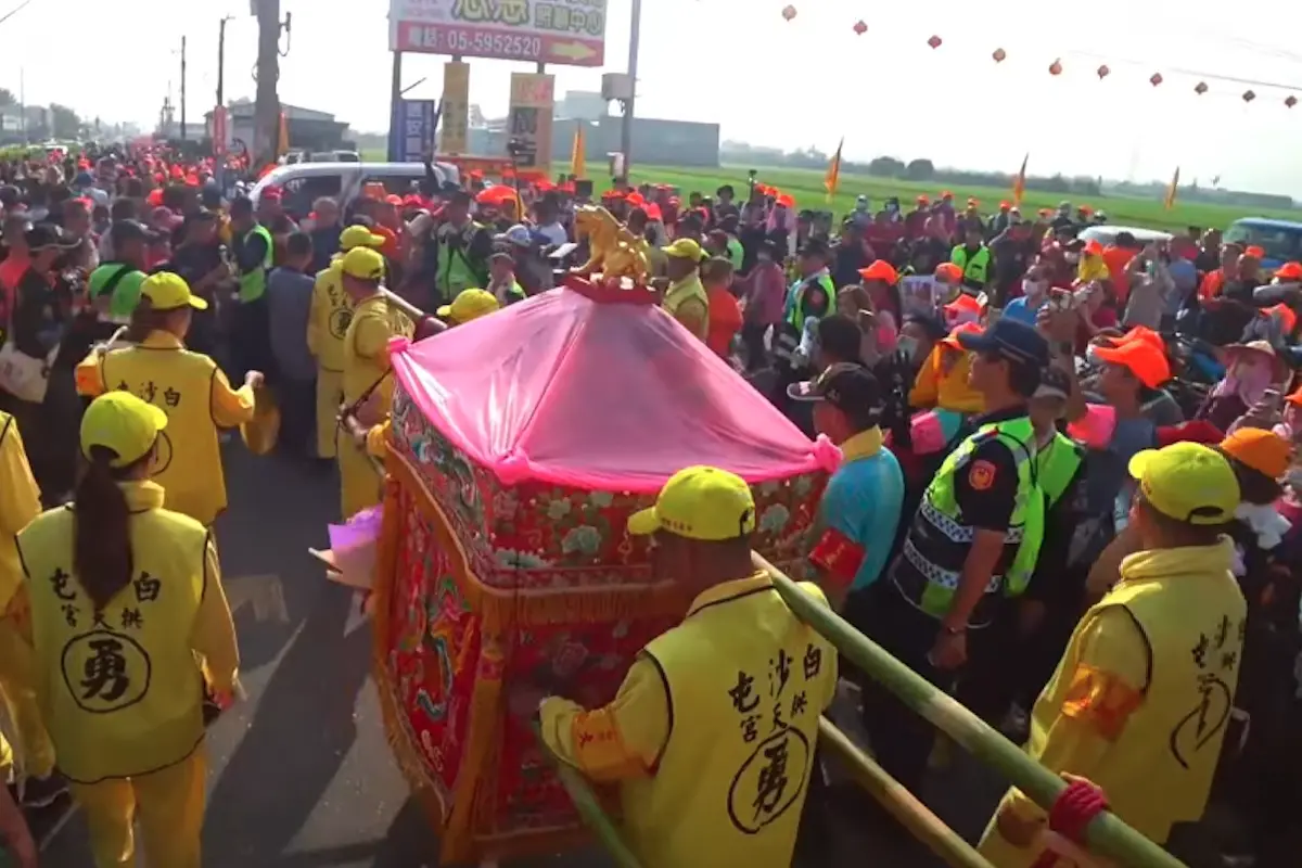 ▲白沙屯媽祖進香進入返程階段，今（5）日中午已走到雲林斗六市區，就在信眾體力透支之際，一位佛心老闆發起暖舉，免費發送瑜珈墊給辛苦的香燈腳鋪地休息。（圖／翻攝自白沙屯媽祖網路電視台YT）