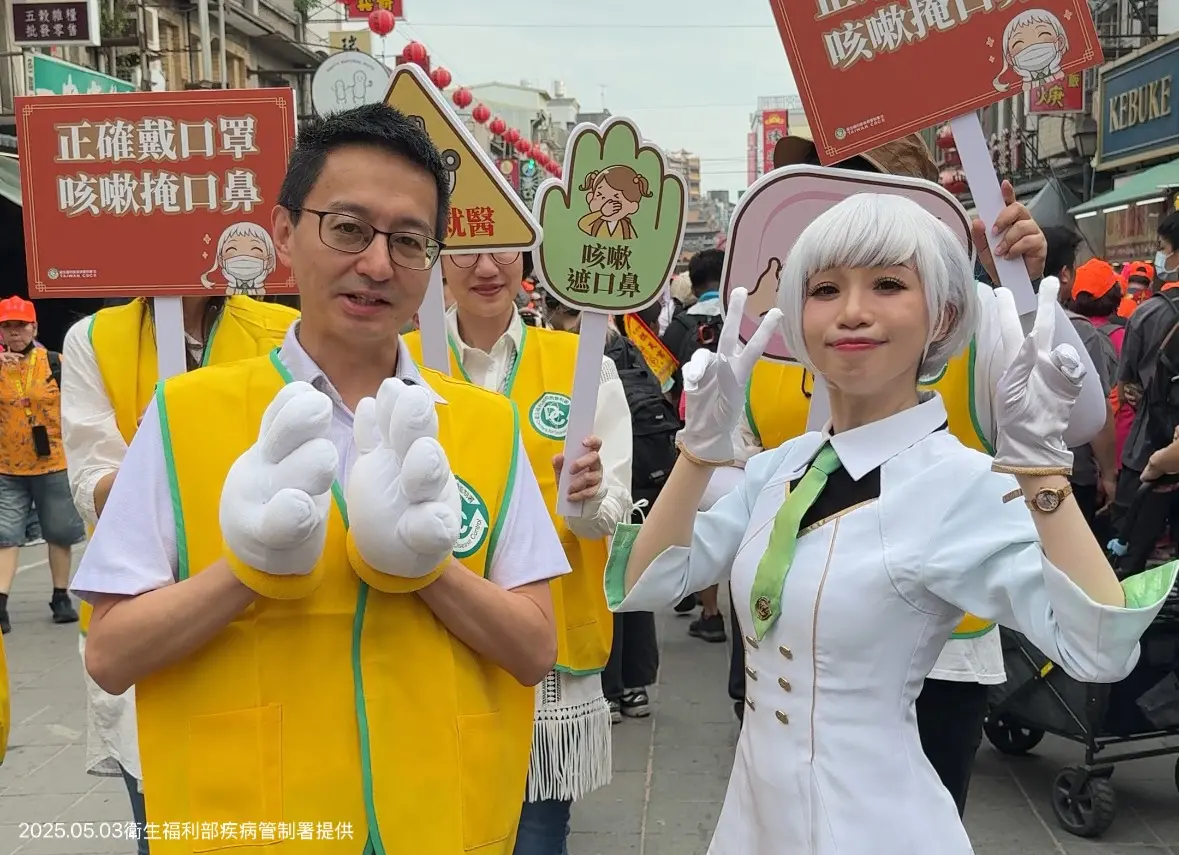 ▲5/3疾管署羅一鈞副署長攜手《疾病擬人》人氣角色白靜，二度現身北港，與白沙屯媽祖站在一起呼籲民眾落實衛生好習慣，共同守護國人健康。（圖／疾管署提供）