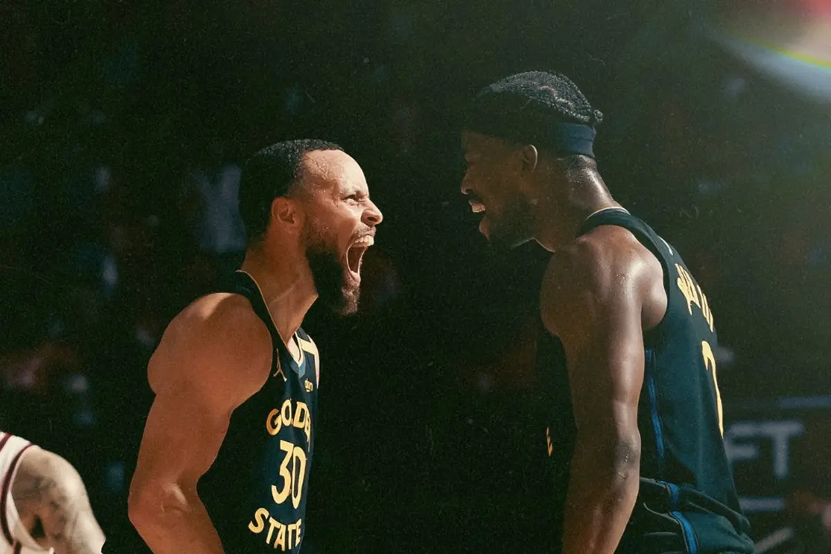 ▲金州勇士在客場以103：89擊敗休士頓火箭，系列賽大比分4：3晉級西區準決賽。當家球星Stephen Curry（圖左）再度扮演關鍵角色，攻守兩端展現全面身手，賽後更獲得隊友Jimmy Butler（圖右）高度肯定，稱他若不是史上最佳、但也應該是最佳之一。（圖／取自NBA X）