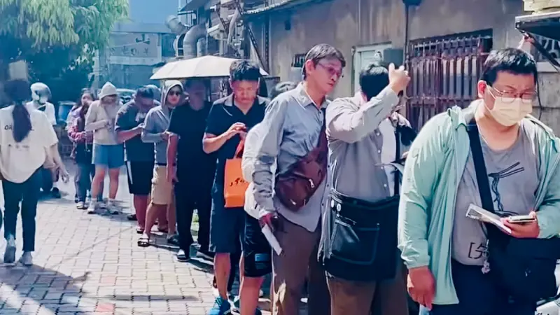 ▲手搖飲料「UG TEA 樂己」被讚無糖茶香不澀，今台南中西區開幕200人排隊快4小時才買到，挑戰同在民生路的青山茶行、宣福居，成為茶の魔手、紅茶幫勁敵。買一送一、送保冷袋優惠一覽。（圖／翻攝自UG TEA FB）