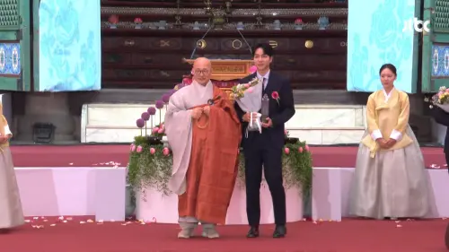 ▲李昇基(右)出席萬人法會,還獲頒「佛子大獎」。(圖/翻攝JTBC News YouTube) ▲李昇基(右)出席萬人法會,還獲頒「佛子大獎」。(圖/翻攝JTBC News YouTube)