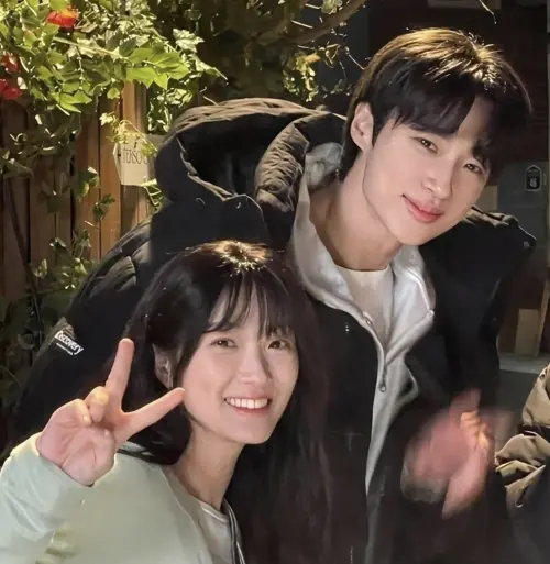 ▲《背著善宰跑》主演邊佑錫（右）、金惠奫（左）超受觀眾歡迎。（圖／金惠奫IG）