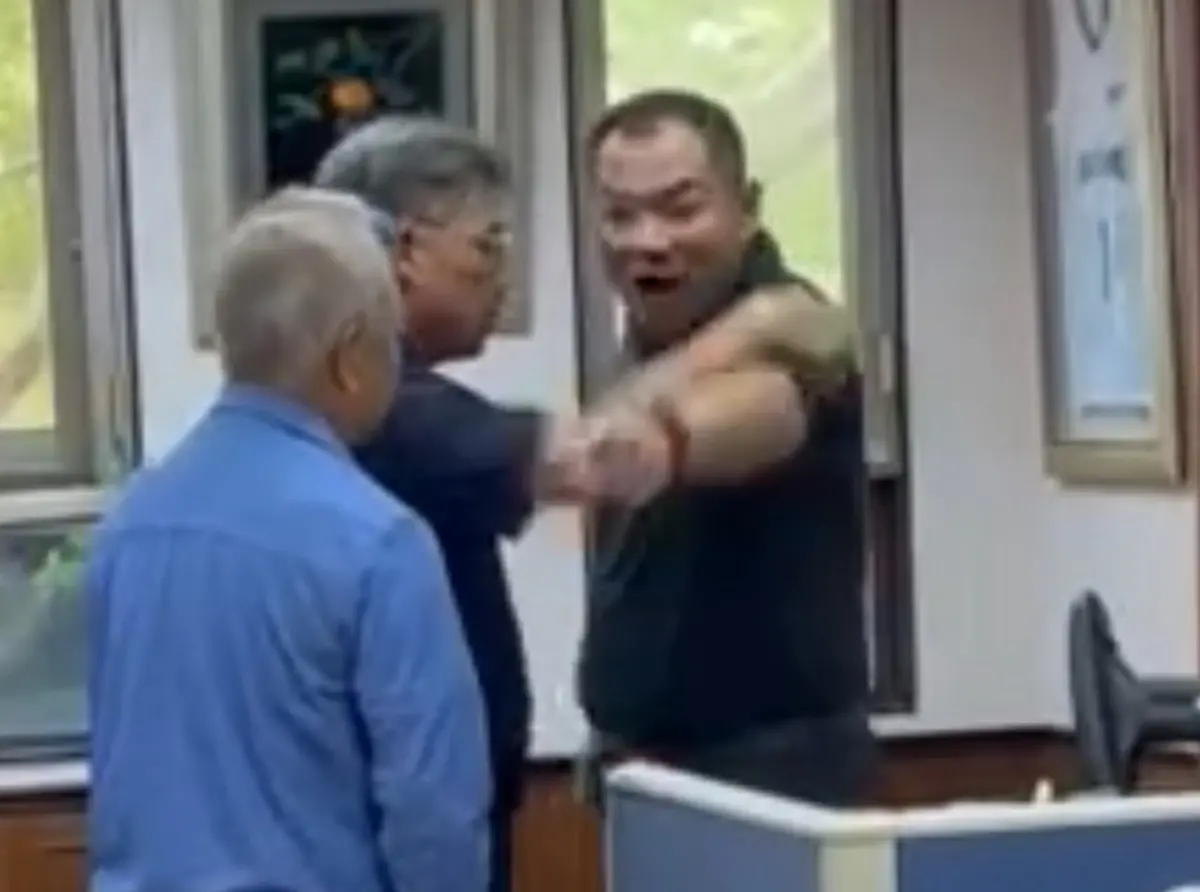 ▲與藍營友好的雲林縣鄉代表主席韓青山不滿縣府處理選服態度，上週怒衝縣長室摔杯砸椅，事後坦言是自己太激動了。（圖／讀者提供）