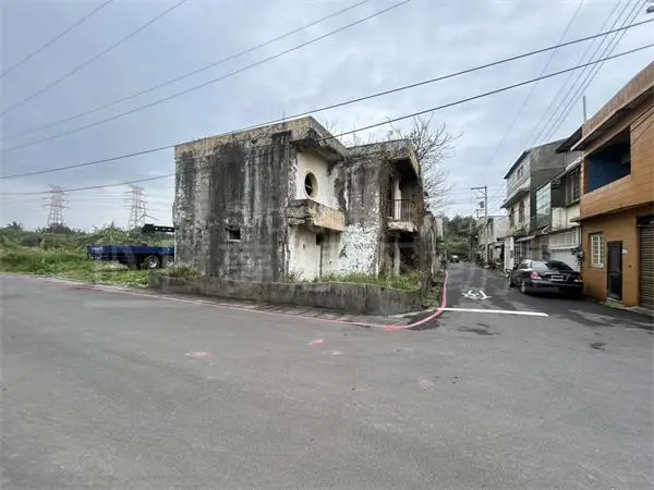 ▲有房仲在臉書社團貼出賣地文，更強調「買地送屋」，引起民眾熱議。（圖／翻攝自內壢買好房賣好屋臉書社團）