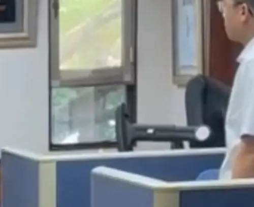 ▲張麗善後院失火，親藍無黨籍鄉代表主席韓青山不滿縣府處理選民服務態度，上週怒衝縣長辦公室摔杯砸椅。（圖／讀者提供）