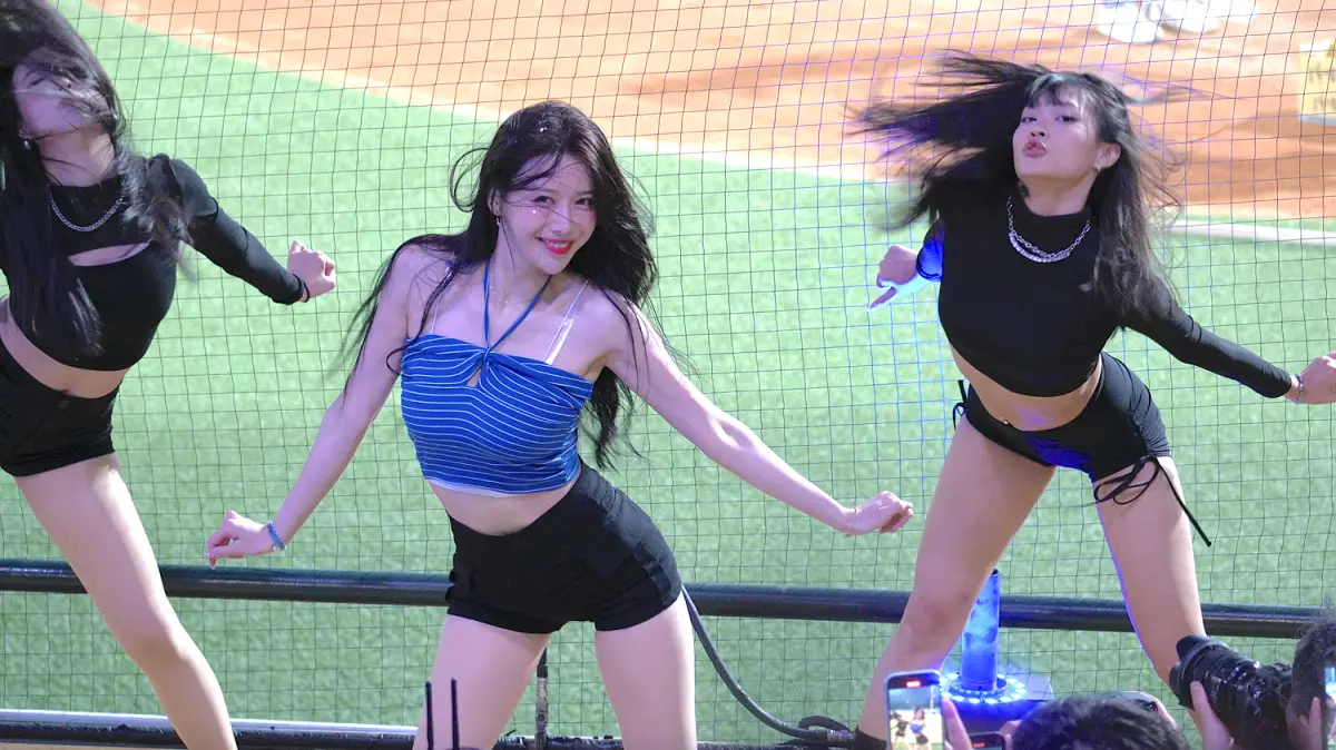 ▲富邦悍將人氣韓援李雅英昨在中場表演SOLO舞，談到首次在棒球場跳SOLO，李雅英直言很新鮮，並透露未來想嘗試唱歌，卻被檸檬吐槽：「妳唱歌很難聽！」（圖／記者陳云茹攝）