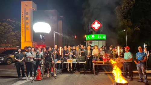 ▲春風拍戲拍到一半，遇到「粉紅超跑」來探班。（圖／翻攝自春風Threads）