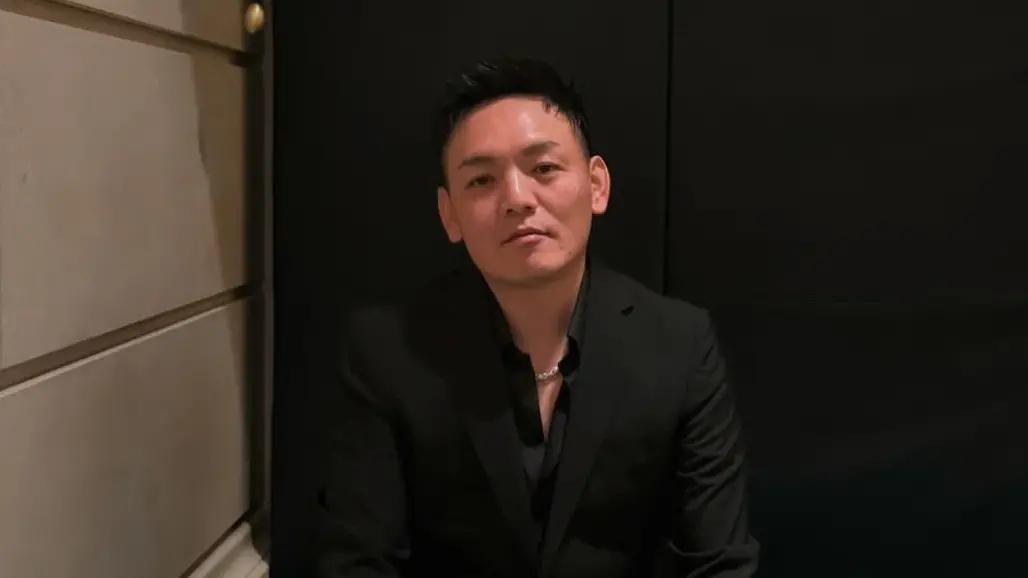 ▲春風昨（4）日在Threads上分享自己拍戲拍到一半遇到「神助」，「粉紅超跑」白沙屯媽祖的鑾轎驚喜停在劇組供桌錢，讓他開心地鑽轎底求平安，更嗨喊：「我愛媽祖！」