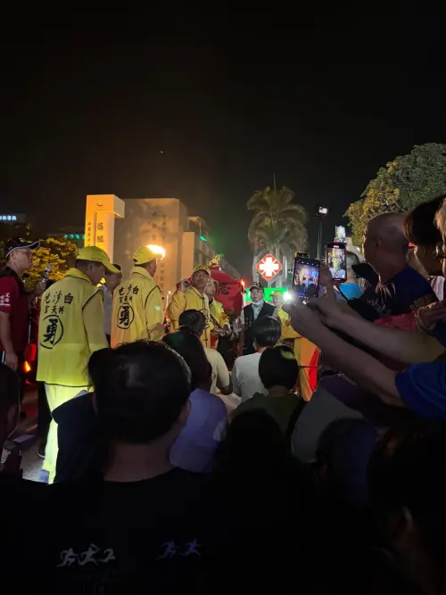 ▲春風近日在北港拍攝電影，沒想到遇到媽祖來探班。（圖／翻攝自春風Threads）