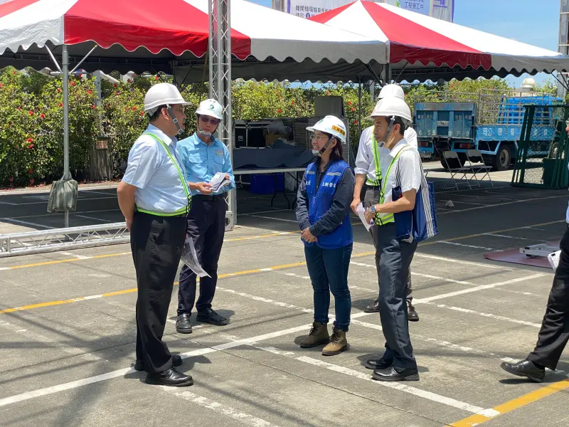 ▲民航局主任秘書楊國峯今天南下高雄確認計程車「空車禁止進入」標誌已全面拆除，也提醒航站做好宣導空車可通過機場之宣導工作。(圖／小港機場提供)