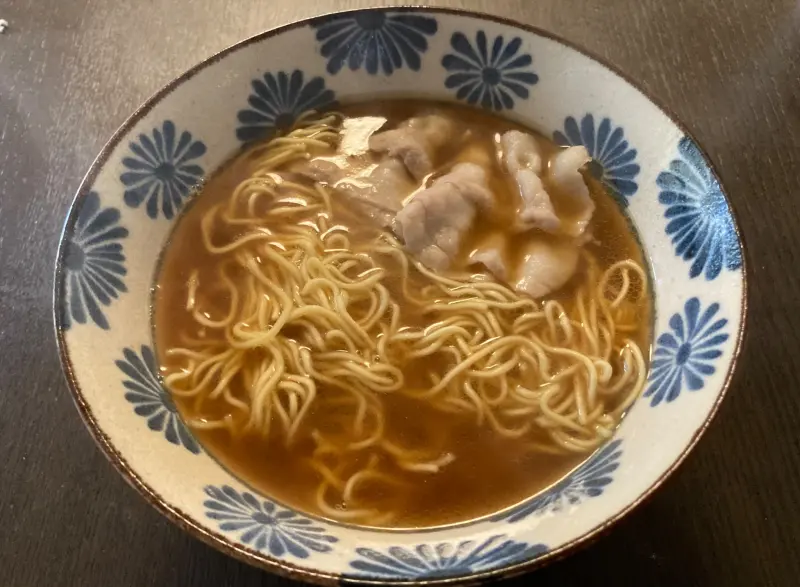 ▲日本最近在YouTube上出現一支影片，教學「如何用微波爐煮袋裝泡麵」，超簡單的懶人料理法意外爆紅，在社群平台掀起熱烈討論，就連知名插畫家緒方剛志都跟著實測。（圖／取自X@ogata_kouji）