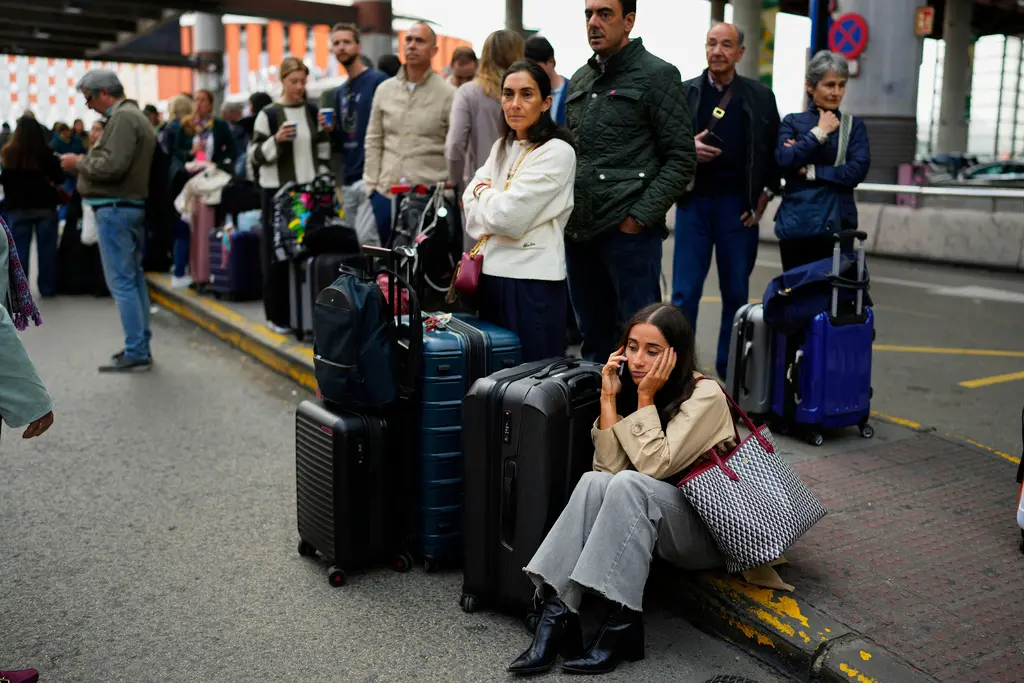 ▲西班牙鐵路部門週一表示，馬德里和塞維利亞之間的多處高鐵信號系統的電纜被偷走，導致列車出現大規模延誤。（圖／美聯社／達志影像）