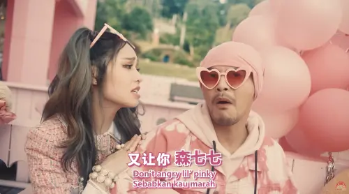 ▲黃明志（右）和陳芳語（左）合作的《玻璃心》諷刺中國小粉紅。（圖／Namewee YouTube）