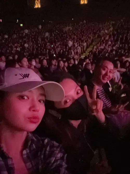 ▲陳妍希（左）腳扭傷仍現身楊丞琳演唱會。（圖／翻攝自陳妍希微博）