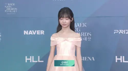 ▲金泰妍（如圖）穿著IU送的禮服和妝髮抵達百想藝術大賞典禮現場。（圖／NAVER TV）